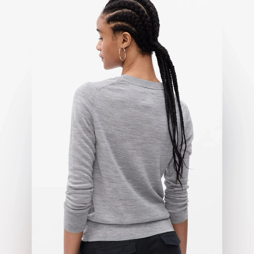 GAP 100% Merino Wool Crewneck Sweater Minimalist Soft Knit Women Size S - Picture 3 of 8